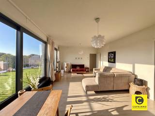 <p><span>Prachtig penthouse met 2 slaapkamers en twee ruime terrassen op een toplocatie!</span></p><p><span>Dit 2 slaapkamer appartement geniet van alle comfort! Met twee ruime terrassen en een goede locatie heeft dit appartement alle troeven!</span></p><p><span> </span></p><p><span>Het appartement heeft de volgende indeling</span></p><p><span> </span></p><p><span>Inkomhal, leefruimte en keuken</span></p><p><span>Via de inkomhal kom je binnen en heb je direct toegang tot de leefruimte. Dankzij de grote raampartijen, geniet deze leefruimte van zeer veel natuurlijk lichtinval en een panoramisch zicht!</span></p><p><span>Via de leefruimte kan je dit prachtig terras dat gelegen is aan de achterzijde van het gebouw gelegen is.</span></p><p><span>Dankzij de oriëntatie van zuid west gericht kan je hier heerlijk genieten van de middag zon en avondzon.</span></p><p><span>De keuken is praktisch ingedeeld en heeft ook toegang tot het voorliggend terras. Deze is gezet op een onderhoudsvriendelijke tegelvloer</span></p><p><span>Een ruime koelkast met vriesvakje is aanwezig, eveneens als een oven, een afwasmachine en kookplaat. </span></p><p><span>Aansluitend vind u een ruime berging waar de aansluiting voor de wasmachine aanwezig is alsook de nodige ruimte voor opberg.</span></p><p><span> </span></p><p><span>Slaapkamers en badkamer</span></p><p><span>Er zijn 2 slaapkamers aanwezig, een aan de voorzijde van het gebouw als één aan de achterzijde. Via beide slaapkamers kan je ook de terrassen bereiken.</span></p><p><span>De ruime badkamer is voorzien van een ligbad, toilet en aparte douche.</span></p><p><span>Verder is er nog een apart gastentoilet aanwezig in de inkomhal.</span></p><p><span> </span></p><p><span>Een autostaanplaats is verplicht mee bij te huren!</span></p><p><span> </span></p><p><span>Beschikbaarheid & huurprijs</span></p><p><span>Huurprijs:</span><span> €1.190,00 / maand</span></p><p><span>Autostaanplaats</span><span>: €110,00 / maand</span></p><p><span>Maandelijkse kosten</span><span>: €110,00 / maand</span></p><p><span>Beschikbaar: </span><span>1/11/2026</span></p><p><span> </span></p>