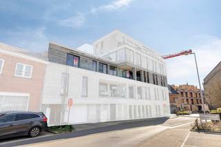 Dit recent appartement (bouwjaar 2021) is ideaal gelegen in de Veurnestraat, op wandelafstand van de Grote Markt en alle winkels. Dankzij het gunstige EPC-label A geniet je hier van een energiezuinige en comfortabele woonomgeving. Bovendien is het appartement uitgerust met vloerverwarming wat zorgt voor extra wooncomfort.Het appartement valt meteen op door zijn uitzonderlijke lichtinval, met grote raampartijen aan zowel de voor- als achterzijde van de leefruimte.Bestaande uit:een inkomhal met vestiaire en een apart toilet, een praktische berging, een lichtrijke living met open, volledig ingerichte keuken, twee ruime slaapkamers en een moderne badkamer voorzien van een inloopdouche en inbouwlavabo.Als extra troef beschikt het appartement over een ondergrondse, ruime garage.De absolute kers op de taart is het zonnige, zuidgerichte en ruime terras.Kortom: een instapklaar, energiezuinig appartement op toplocatie!Enkele troeven van dit appartement te koop:* Zonnepanelen* EPC label A* Vloerverwarming* Garage* Ruim en Zuidgericht terras (+/- 20 m²)