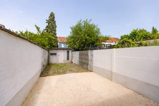 <p>Ruime gezinswoning met 4 slaapkamers en tuin in Gentbrugge<br /><br />Deze ruime en lichtrijke woning is gelegen in de Kerkstraat 182 te Gentbrugge, een aangename woonomgeving op korte afstand van Gent centrum.<br />Dankzij de ligging geniet u van een uitstekende bereikbaarheid met zowel de wagen als het openbaar vervoer. <br />De woning bevindt zich bovendien op een interessante locatie nabij het bruisende centrum van Gentbrugge, met gezellige horeca en winkels binnen handbereik. <br />Ook de verbinding naar Gent centrum, de R4 en belangrijke invalswegen is vlot bereikbaar. Voor wie graag geniet van groen en ontspanning bevinden onder andere het Gentbrugse Meersen en verschillende wandel- en fietsroutes zich in de omgeving.<br /><br />Bij het binnenkomen van de woning komt u terecht in een inkomhal. Vervolgens bereikt u de ruime woonkamer, waar het grote raam zorgt voor een overvloed aan natuurlijke lichtinval.<br />Aansluitend loopt u verder naar de volledig vernieuwde, open keuken. <br />Deze moderne keuken is perfect geïnstalleerd en biedt alle hedendaagse comfort. Dankzij de dakkoepel en de grote schuifdeur naar de tuin geniet ook deze ruimte van bijzonder veel licht. Via de schuifdeur bereikt u de ruime en gezellige stadstuin. <br />Achteraan bevindt zich bovendien een praktisch tuinhuisje, ideaal voor extra opbergruimte.<br /><br />Op de eerste verdieping bevindt zich de badkamer, ingericht met een ligbad en een dubbel lavabo-meubel. <br />Daarnaast is er een aparte ruimte voorzien met douche. Verder vindt u op deze verdieping een apart toilet en de eerste slaapkamer.<br />Het tweede verdiep zijn er nog twee ruime en lichtrijke slaapkamers.<br /><br />Via een aparte deur met trap bereikt u het derde verdiep. <br />Hier bevindt zich nog een extra ruime kamer die perfect kan ingericht worden als vierde slaapkamer. <br />Deze verdieping biedt ook mogelijkheden als extra bureauruimte, hobbyruimte of praktische berging.<br /><br />Troeven van deze woning:<br />• Ruime woning met veel natuurlijke lichtinval<br />• 4 mogelijke slaapkamers<br />• Nieuwe, volledig uitgeruste open keuken<br />• Grote schuifdeur naar de tuin<br />• Aangename stadstuin met tuinhuis<br />• Badkamer met ligbad, dubbele lavabo en aparte douche<br />• Ruime zolderverdieping met extra mogelijkheden<br />• Goede bereikbaarheid richting Gent centrum en R4<br />• Gelegen in een aangename woonomgeving in Gentbrugge<br /><br /><br />Voor meer informatie of een bezoek, contacteer Thomas via thomas@vicusvastgoed.be of op het nummer 0474 26 27 58.</p>