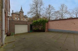 Immo Pické vous propose cette maison à rénover, idéalement située à proximité des commerces, des écoles, des transports en commun et <br />d'un accès rapide aux grands axes routiers à Rode-Saint-Genèse.<br />Au rez-de-chaussée se trouvent un hall d'entrée spacieux, un salon, une salle à manger, une cuisine et une salle de bains. <br />Le premier étage consiste deux chambres (19 m² et 12 m²). Au deuxième étage se trouve une chambre (21 m²) à finir.<br />À côté de cette maison se trouve un garage avec une cour et un jardin attenants.<br />Derrière la maison, nous trouvons encore un grand atelier (+/- 100 m²).
