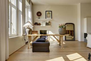 <p><strong>Dit luxe appartement, gelegen in residentie "Het Herenhuis", biedt een verfijnde leefruimte met een combinatie van comfort en luxe. Met 3 slaapkamers, 2 badkamers, 3 terrassen en 2 autostaanplaatsen, ligt dit prachtige appartement op loopafstand van het centrum van Turnhout.<br /><br /></strong><span>Indeling:</span></p>
<p>Bij binnenkomst wordt u verwelkomd door een inkomhal met parketvloer, voorzien van een vestiaire en een gastentoilet met handenwasser. De prachtige leefruimte straalt grandeur uit met grote ramen, voorzien van rolluiken, die overvloedig natuurlijk licht binnenlaten. Een gaskachel voegt warmte en sfeer toe aan deze ruimte.</p>
<p>De keuken is compleet uitgerust met hoogwaardige Atag-apparatuur, waaronder een stoomoven, conventionele oven, ingebouwde ijskast, keramische kookplaat, ingebouwde friteuse, vaatwasser en een dubbele gootsteen met een design kraan.</p>
<p>Het appartement beschikt over 3 volwaardige slaapkamers, waarvan één met een dressing voor extra comfort en opbergruimte. De badkamers zijn uiterst luxueus ingericht; de eerste badkamer is voorzien van een toilet, bidet, douche, ligbad en twee meubels met wastafels. De tweede badkamer beschikt over een ligbad, toilet, douche en een wastafelmeubel.</p>
<p>Verder biedt deze woning 3 aangename terrassen met bankirai-vloeren, ideaal om te genieten van de buitenlucht en het prachtige uitzicht. Een praktische berging met alle nodige aansluitingen voor was- en droogapparatuur completeert de functionaliteit van het appartement.<br /><br /><span><strong></strong>Ondergrondse parking</span><strong><br /></strong>Bij dit appartement zijn ook 2 ondergrondse autostaanplaatsen verplicht bij aan te kopen voor € 50.000.<strong><br /></strong><br /><span><span>Bijzonderheden:</span></span><br /><span>- Parketvloeren doorheen het volledige appartement </span><br /><span>- Lift aanwezig </span><br /><span>- Videophonie en alarm </span><br /><span>- Zeer centrale ligging op wandelafstand van de winkelstraten, supermarkten en openbaar vervoer</span><br />- 3 ruime terassen <br />- 2 ondergrondse parkeerplaatsen verplicht bij aan te kopen voor € 50 000.</p>