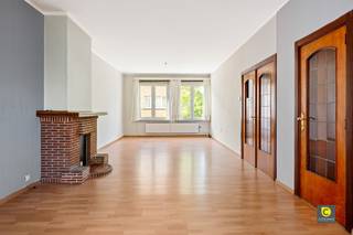 TE RENOVEREN BEL-ETAGE MET GIGA TUIN NABIJ PULHOF! Bent u op zoek naar een ruime woning met karakter en veel potentieel in Wilrijk? Deze stevige...