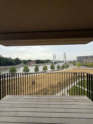 <p><span>Gelegen in de nieuwe stadswijk ‘KanaalPark’, in de groene stad aan het water Vilvoorde en vlakbij het centrum van Brussel, zijn wij verheugd dit verrassend ruime appartement met terras te koop aan te bieden. Dankzij de uitstekende bereikbaarheid en de vlotte verbinding met de belangrijkste invalswegen geniet u hier van een unieke combinatie van rust, groen en stedelijke dynamiek. </span></p><p><span>Dit energiezuinige appartement bevindt zich op de derde verdieping van de residentie Nobel 1, die in 2023 werd gerealiseerd door de gerenommeerde projectontwikkelaar ViRiX en ontworpen door architecten Styfhals. </span></p><p><span>Met een bewoonbare oppervlakte van maar liefst 117 m² beschikt het appartement over een inkomhal met vestiaire, een gastentoilet, een volledig uitgeruste badkamer en een ruime leefruimte met een maximale lichtinval en directe toegang tot het terras met uitzicht over het Zeekanaal. Verder is er een volledig ingerichte keuken met aansluitend een praktische berging en zijn er twee volwaardige slaapkamers aanwezig.</span></p><p><span>Toekomstige bewoners kunnen bovendien genieten van een privatieve binnentuin en het 3-Fonteinenpark aan de overzijde van het kanaal. </span></p><p><span>Kortom, een ware opportuniteit voor wie energiezuinig, ruim, tijdloos en luxueus wenst te wonen op een toplocatie nabij Brussel. Kom zeker eens een kijkje nemen, u bent van harte welkom!</span></p><p><span>Alle appartementen zijn volledig afgewerkt, inclusief vloerverwarming, een volledig ingerichte keuken, sanitaire toestellen, parketvloeren, wandbetegeling en binnendeuren. Een parkeerplaats in de ondergrondse parkeergarage is optioneel aan te kopen voor €26.750 excl. btw. Er zijn zowel ondergrondse als bovengrondse fietsenstallingen voorzien, evenals praktische fietskluizen. Tevens uitermate geschikt als waardevaste vastgoedinvestering met opwaarts potentieel. Voor snelle beslissers!</span></p><p><span> </span></p>