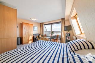 Deze studio geniet van een <strong>unieke</strong> <strong>locatie op de Zeedijk</strong> vlak bij de haven en de Grote Markt, en bevindt zich op wandelafstand van het station. Bij het betreden komt men rechtstreeks in de <strong>aangename</strong> <strong>leefruimte</strong>, die is ingericht met een bed en aansluit op een <strong>keuken</strong> met <strong>basisvoorzieningen</strong>. De <strong>badkamer</strong> is uitgerust met een <strong>douche</strong> en toilet.<br /><br />Dankzij de <strong>hoekligging</strong> en de situering op de <strong>tiende</strong> <strong>verdieping</strong> baadt de studio in het <strong>natuurlijke</strong> <strong>licht</strong> en biedt zij toegang tot een <strong>ruim</strong> <strong>terras</strong> met een prachtig <strong>uitzicht</strong> op <strong>zee</strong> en de <strong>Pier</strong>, evenals een open <strong>zicht</strong> <strong>over</strong> het <strong>hinterland</strong>. Het appartement is bereikbaar via de <strong>lift</strong>.<br /><br />De studio wordt verkocht onder het systeem van erfpacht, wat resulteert in een <strong>lagere</strong> <strong>aankoopprijs</strong>. Bovendien is de erfpachtvergoeding <strong>fiscaal</strong> <strong>aftrekbaar</strong>, wat dit aanbod extra aantrekkelijk maakt.