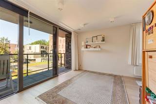 <p><span>Op een rustige en groene locatie binnen het gekende Prins Kavelhof, bevindt zich deze luxe assistentiewoning. De combinatie van veel licht, een doordachte indeling en een aangenaam terras maakt dit appartement bijzonder comfortabel om te wonen, terwijl de huidige verhuur het ook interessant maakt als zorgeloze investering.<br /><br /></span></p><p><span>Licht, comfort &amp; functionaliteit</span></p><p><span>Het appartement bevindt zich op de tweede verdieping en is vlot bereikbaar via de lift. Je komt binnen in een centrale inkomhal op een warme parketvloer, met op maat gemaakte kasten die zorgen voor extra bergruimte en een opgeruimde indruk. De leefruimte geniet van grote raampartijen en een brede schuifpui die zorgen voor een aangename lichtinval en een open gevoel. Vanuit de zithoek heb je een mooi zicht op het omliggende groen en directe toegang tot het overdekte terras, waar het heerlijk vertoeven is in alle rust.</span></p><p><span>De open leefruimte sluit naadloos aan op de volledig uitgeruste keuken. Deze is compact maar praktisch ingericht en voorzien van kwalitatieve toestellen, voldoende kastruimte en een onderhoudsvriendelijke en luxe afwerking. <br /><br /></span></p><p><span>Rustig slapen &amp; comfortabel wonen</span></p><p><span>De slaapkamer is rustig gelegen en biedt voldoende ruimte voor een tweepersoonsbed en bijkomend meubilair. Ook hier zorgen grote raampartijen voor een aangename lichtinval en een open zicht op het groen. De badkamer is volledig aangepast aan comfortabel en toekomstgericht wonen, met een ruime inloopdouche, lavabo en toilet, allemaal ontworpen met toegankelijkheid voor een rolstoel of rollator in gedachten.<br /><br /></span></p><p><span>Groen wonen met alle voorzieningen nabij</span></p><p><span>De Van Hemelrijcklei ligt in een groene en residentiële omgeving, met vlotte verbindingen en alle nodige voorzieningen binnen handbereik. Winkels, openbaar vervoer en zorgfaciliteiten bevinden zich op korte afstand, terwijl het woonproject zelf rust, veiligheid en een verzorgde uitstraling biedt. Een ideale plek voor wie comfortabel en zorgeloos wil wonen, of voor wie op zoek is naar een stabiele vastgoedinvestering. Binnen het domein bevindt er zich zelfs een restaurant en een polyvalente ruimte waar regelmatig gezellige bijeenkomsten worden georganiseerd voor de bewoners van het domein. </span></p><p><span>Daarnaast wordt er tegen extra betaling vanuit de organisatie Prins Kavelhof een dienst voorzien om de bewoners te ondersteunen tijdens dagdagelijkse activiteiten. </span></p><p><span> </span></p><p><span>uitreksel maatregelenregister in aanvraag</span></p><p><span><br /><br /></span></p><p><span> </span></p>