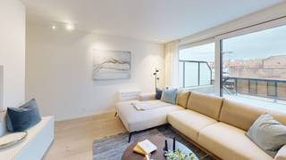 Volledig gerenoveerd penthouse appartement gelegen op de vijfde verdieping op de Leopoldlaan te Knokke-Heist. Het appartement onderging een totaalrenovatie. Het appartement is afgewerkt met oog voor detail en afwerking. <br /><br />Het penthouse appartement geniet van 2 ruime terrassen van 30m². Indeling van het appartement: inkomhall met afzonderlijk toilet, ruime lichtrijke woonkamer met open volledig uitgeruste keuken, twee ruime slaapkamers met een aanpalende badkamer met inloopdouche en lavabomeubel. Op het terras aan de achterkant is er nog een berging.<br /><br />Het appartement is voorzien van een warmtepomp en heeft dus een gunstig EPC-attest. Er is een mogelijkheid tot het aankopen van een garagebox. <br /><br />Mocht dit leuke appartement uw interesse opwekken, aarzel dan niet om contact op te nemen! <br />Ref: A1077