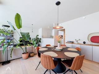 <p>Gelegen in een kleinschalig gebouw met slechts 7 appartementen geniet u van privacy, comfort en veel natuurlijk licht. Energiezuinig (EPC A) dankzij 3 zonnepanelen, centrale verwarming, hoogrendementsketel (aardgas), uitstekende isolatie, zonwerend hoogrendementsglas en ventilatiesysteem D.<br /><br />Dit kwalitatieve appartement (2021) omvat een inkomhal met gastentoilet en vestiaire, een lichtrijke leefruimte met hoge ramen en open zichten, een volledig uitgeruste keuken met hitte- en krasbestendig werkblad en aansluitende berging, 2 volwaardige slaapkamers (waarvan één ingericht als bureau met dressing), een badkamer met inloopdouche en een praktische was-/bergruimte. Afwerking met halfmassief parket, laminaat en keramische tegels. Op het overdekte terras geniet u de hele dag van de zon.<br />Het gebouw beschikt over een lift, een ruime fietsenberging en een aparte afvalberging. Achter het perceel bevindt zich parkeergelegenheid met slagboom en badgesysteem.<br /><br />Toplocatie (Mobiscore 8,8/10): op wandel- en fietsafstand van winkels, horeca, scholen en ontspanning, met vlotte verbinding naar openbaar vervoer, E40, E17 en R4. Diverse laadpalen in de buurt.<br />Ook interessant als investeringspand dankzij de sterke aantrekkingskracht op de huurmarkt.</p>
<p>Troeven:</p>
<ol>
<ul>
<li>Energiezuinig, 3 zonnepanelen</li>
<li>Conforme elektrische keuring en parlofoon</li>
<li>Half-massief parket (leefruimte/inkom)</li>
<li>Lichtrijk, open zichten en hoge plafonds</li>
<li>Instapklaar en kwalitatieve afwerking</li>
<li>Kleinschalige residentie (7 appartementen)</li>
<li>Lift, gemeenschappelijke fietsen- én afvalberging</li>
<li>Parkeergelegenheid</li>
</ul>
</ol>
<br />Te koop zonder makelaar via Smart Houses. Wenst u meer informatie of een bezoek? Contacteer rechtstreeks de eigenaar sacallew@gmail.com of +32470384827