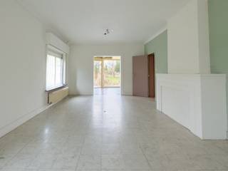 Deze ruime te renoveren vrijstaande woning met 5 slaapkamers en grote tuin is gelegen op een topligging te De Pinte, nabij belangrijke...
