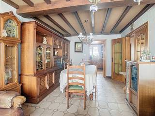 Ruime Woning met 3 SLPK, Tuin én Garage!In het charmante en landelijke Kerksken, deelgemeente van Haaltert, bevindt zich deze zéér ruime gesloten...