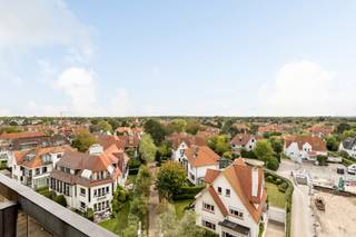 Stylishly Renovated Corner Apartment with Open Views and Ideal Orientation on Albert Square

Located in a prime position on the prestigious Albert Square, this beautifully renovated corner apartment offers open views, excellent sun exposure, and a high-end finish throughout. Bright interiors, quality materials, and a well-thought-out layout make this property a true gem by the sea.

Layout
Upon entering the apartment, you are welcomed into a well-appointed entrance hall with guest toilet and built-in cloakroom. The spacious living area benefits from abundant natural light thanks to its corner position, and opens onto two terraces facing south and southwest – perfect for enjoying the sun and partial sea views in complete privacy.

The open-plan kitchen blends seamlessly with the dining area and is equipped with top-of-the-line appliances by Miele, including a built-in wine cooler. High-quality materials and the use of polished concrete flooring throughout create a warm, modern atmosphere and a sense of space.

Sleeping Area
There are two full-sized bedrooms, each with custom-built wardrobes and a private en-suite bathroom or shower room. The bathrooms are finished with natural materials and fitted with premium design fixtures.

Additional Features
There is an option to purchase a private garage box in a nearby residence.

Key Features:

Unique corner location on Albert Square

Two sun-drenched terraces with sea view

Fully renovated with attention to detail

Polished concrete flooring throughout the apartment

Miele appliances and integrated wine cooler

Two bedrooms, each with a private bathroom

Optional private garage available

A move-in-ready property in a top location – ideal as a main residence or coastal second home.