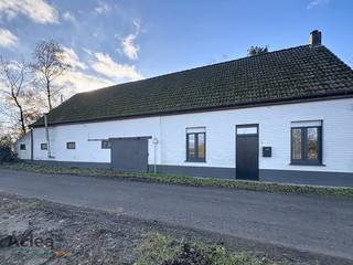 Deze hoeve met bijzonder ligging straalt rust uit. Gelegen naast de vaart en in een verkeersarme straat. De woning beschikt over veel opslagruimte...