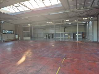 In dit gebouw met een oppervlakte van 870m² kan opslagruimte gehuurd worden vanaf 200m². Goede ligging op 3km van de autosnelweg E314. De unit...