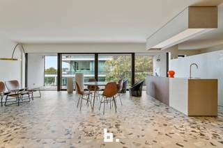 Dit unieke en bijzonder stijlvol ingerichte appartement met een opvallend design is perfect gelegen aan de rand van de stad. Het bijzonder...