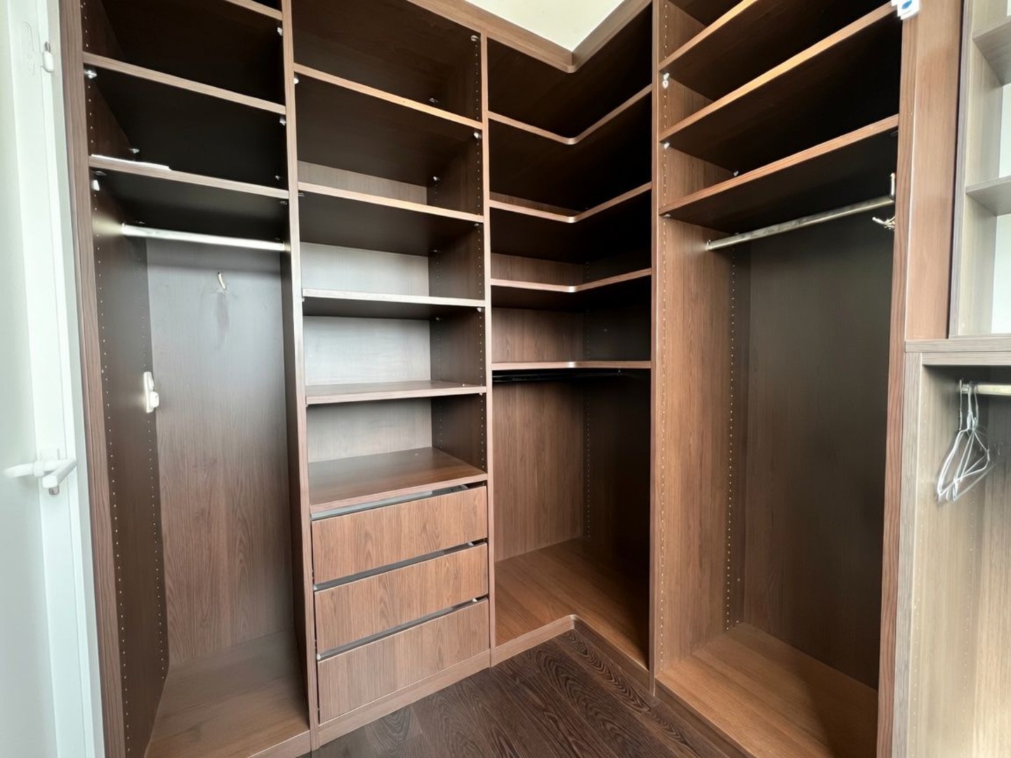 Penthouse met uniek jachthavenzicht, twee zeer grote zonneterrassen en de mogelijkheid tot aankopen van een autostaanplaats in de residentie. - foto 5