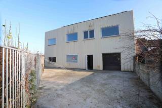 Deze ruime en polyvalente opslagruimte van 615 m2 is gunstig gelegen langs de Aalstersesteenweg in Ninove, een vlot bereikbare locatie met goede verbinding naar Aalst en omliggende regio.  Het pand beschikt over opslagruimte, alsook toiletten en vergaderzaal.  Dankzij de zichtbare ligging is het gebouw ook interessant voor ondernemers die bereikbaarheid en functionaliteit combineren. De poort vooraan het gebouw is sectionaal en kan uitgebreid worden. Tevens is er een nog een bovenverdieping, kelder en buitenplaats achteraan het gebouw. Interesse in dit pand? Vraag vrijblijvend u bezoek aan via 0491/14.25.66. Doorgang enkel vooraan aan straatzijde ( via de poort)