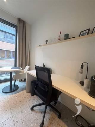 <p><span>** Alleen voor studenten</span></p><p><span> </span></p><p><span>Ben je nog op zoek naar een comfortabele en centraal gelegen studentenstudio dit academiejaar? Dan is deze lichtrijke en moderne studio in residentie YOU, gelegen in de Bogaardenstraat 7, de ideale keuze. De studio ligt op een toplocatie in het hart van Leuven, op wandelafstand van de campussen, het station en het bruisende stadsleven.</span></p><p><span>Deze kamer beschikt over een private badkamer met douche, wastafel en toilet. Voor het koken wordt gebruikt gemaakt van een gemeenschappelijke keuken.</span></p><p><span>De kamer bevindt zich op de tweede verdieping, heeft een oppervlakte van 18m² en biedt alle ruimte en comfort die je als student nodig hebt. </span></p><p><span>De huurprijs bedraagt €790/maand, exclusief een forfait van €75/maand voor nutsvoorzieningen (water, elektriciteit, verwarming, internet).</span></p><p><span>Residentie YOU in de Bogaardenstraat is een moderne studentenresidentie voorzien van hedendaagse faciliteiten zoals een afsluitbare fietsenstalling, afvallokaal, en groene binnenruimtes voor ontspanning en ontmoeting. Dankzij de ligging nabij de Bondgenotenlaan en de KU Leuven-campus, ben je altijd dicht bij alles wat telt in het studentenleven van Leuven.</span></p><p><span>De bereikbaarheid is uitstekend: bushaltes, het treinstation en winkels liggen op wandelafstand.</span></p><p><span>Interesse? Contacteer ons snel via student@immolivit.be! </span></p>