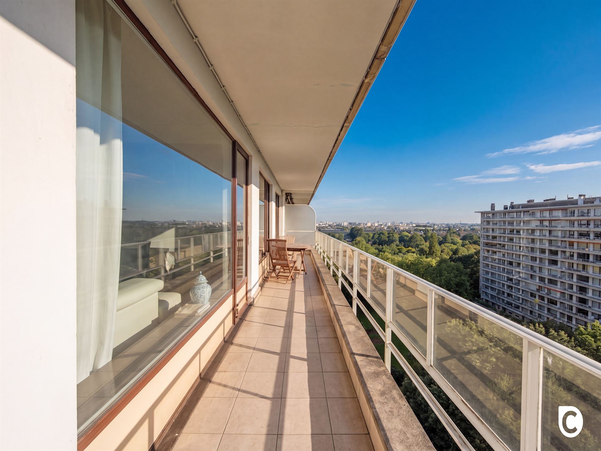 Instapklaar 2 slaapkamer appartement met groot terras! - foto 4