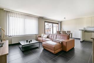 Dit instapklaar appartement op de tweede verdieping is gelegen in het hart van Wijnegem, op wandelafstand van winkels, scholen en het tramstation,...