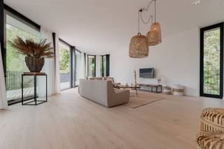 Penthouse de luxe avec terrasse généreuse situé dans un emplacement de choix, près du centre de Brasschaat ! Ce penthouse mesure pas moins de 305 m²...