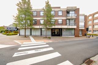 Opbrengsteigendom, Residentie ALLEGRO met 6 appartementen in Tielt<br /><br />Residentie ALLEGRO bestaat uit zes ruime leefappartementen en biedt een aantrekkelijke combinatie van locatie, rendement en toekomstpotentieel. Een buitenkans voor investeerders die op zoek zijn naar een degelijk vastgoedproject met mogelijkheden tot renovatie en/of verhuur.<br /><br />Het gebouw telt drie volwaardige bouwlagen en is ontworpen met het oog op functionaliteit en efficiënt beheer. De huidige indeling maakt het gemeenschappelijk onderhoud eenvoudig en kostenefficiënt.<br /><br />Vandaag zijn 2 van de 6 appartementen verhuurd. De oppervlaktes variëren tussen 80 m² en 120 m², telkens met 2 of 3 slaapkamers. Dankzij de gunstige ligging vlak bij het centrum van Tielt beschikken huurders over alle voorzieningen in de onmiddellijke omgeving: winkels, scholen, openbaar vervoer en het station.<br /><br />Enkele kenmerken:<br /><br />Appartementen tussen 80 m² – 120 m²<br /><br />Elk appartement beschikt over 2 terrassen (uitgezonderd de gelijkvloerse appartementen)<br /><br />Gelijkvloerse appartementen met aparte inkom<br /><br />Overzichtelijke EPC-scores per appartement:<br /><br />App. 1: 444 kWh/m²<br /><br />App. 2: 427 kWh/m²<br /><br />App. 3: 278 kWh/m²<br /><br />App. 4: 223 kWh/m²<br /><br />App. 5: 349 kWh/m²<br /><br />App. 6: 334 kWh/m²<br /><br />Troeven:<br /><br />Rendement op korte termijn door onmiddellijke verhuurmogelijkheden<br /><br />Meerwaarde op lange termijn via renovatie en optimalisatie<br /><br />Uitstekende ligging nabij het centrum van Tielt<br /><br />Grijp deze unieke investeringskans en ontdek het volledige potentieel van Residentie ALLEGRO!<br />Contacteer ons vandaag nog voor meer informatie of een bezoek.