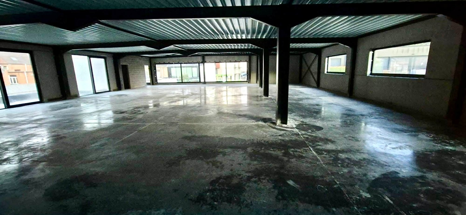 MULTIFUNCTIONEEL NIEUWBOUW COMMERCIEEL GEBOUW MET RUIME PARKING - foto 2