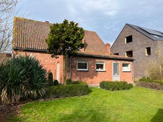 Bent u op zoek naar een woning met potentieel die u volledig naar uw hand kunt zetten? Deze open bebouwing uit 1975 biedt tal van mogelijkheden om...
