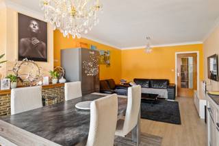 <p>Op de eerste verdieping van dit kleinschalige appartementsgebouw ontdek je dit lichtrijke appartement boordevol mogelijkheden. Of je nu op zoek bent naar een warme thuis of een slimme investering, het gunstige EPC-label B zorgt voor extra wooncomfort én een toekomstgerichte basis.</p>
<p>Via de inkomhal, die werd voorzien van een gastentoilet, kom je terecht in de aangename leefruimte. Dankzij de grote raampartijen baadt deze in natuurlijk daglicht en geniet je van een heerlijk gevoel van ruimte. Aansluitend bevindt zich de praktische keuken, geïnstalleerd met onder andere een keramische kookplaat, dampkap en spoelbak.</p>
<p>Verder beschikt het appartement over twee comfortabele slaapkamers (14 m² en 9 m²), waarvan één rechtstreeks toegang geeft tot het gezellige terras van maar liefst 13 m². De ideale plek om te genieten van een rustige ochtend met een kop koffie of een ontspannen zomeravond.</p>
<p>Tot slot vervolledigt de badkamer het geheel, deze werd uitgerust met een douche-bad en een lavabo.</p>
<p><strong>Momenteel verhuurd</strong> à € 620,89/maand wat zorgt voor € 7.450,68 op jaarbasis. Dit resulteert in een rendement van 3,50 %. De huurder betaald tevens € 5,00 aan maandelijkse kosten (elektriciteit van de gemene delen).</p>
<p><strong>Technische gegevens: Geen syndicus! </strong>Centrale verwarming op gas via een condenserende ketel (individueel), HR-beglazing in PVC.</p>
<p><strong>Stedenbouwkundige inlichtingen en bodemattest aanwezig. Asbestattest in aanvraag. Bevindt zich niet in een risicozone voor overstromingen (P- en G-score A). Renovatieverplichting niet van toepassing.</strong></p>