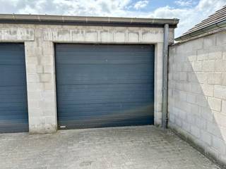 Garagebox te koop in Harelbeke met elektrische poort! <br /><br />De garagebox kan niet apart verkocht worden zolang het appartement niet verkocht is.