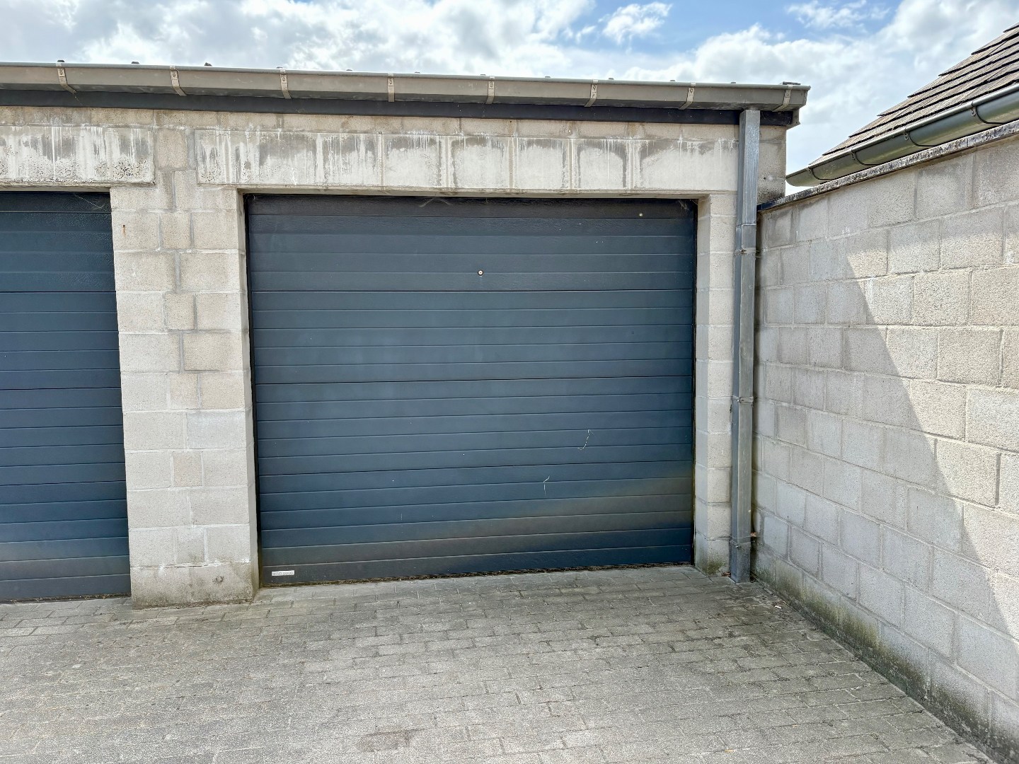 Garagebox te koop in Harelbeke met elektrische poort! De garagebox kan niet apart verkocht worden zolang het appartement niet verkocht is.