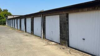 Complex van 23 ruime garageboxen gelegen in de dorpskern van Ruisbroek.Het complex is vlot toegankelijk via een brede doorgang. De garageboxen kunnen...