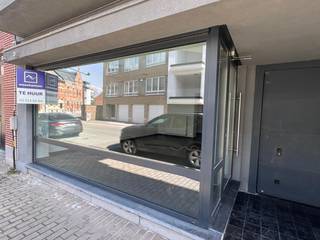 Commerciële ruimte van 85 m² in centrum van Lennik met ruime vitrine.Indeling: ruimte (38 m²) met aparte inkomdeur en grote beglazing voor optimale...