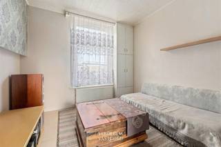 <p><span>Polderhuisje met 2 slaapkamers aan het Leopoldkanaal<br /></span><span>Via de inkomhal kom je in de leefruimte met zit- en eethoek, en de keuken.<br />Verder op het gelijkvloers de badkamer en toilet.<br />Op de verdieping zijn er twee ruime slaapkamers.<br />Buiten is er een terras en de tuin met landelijk zicht.<br />Hier woon je midden de natuur en in alle rust.<br /><br /></span><span>Locatie<br /></span><span>Welkom in Sint-Laureins, waar charme en rust elkaar ontmoeten.<br />Dit idyllisch stukje België, gelegen aan het Leopoldkanaal en grenzend aan Nederland, heeft een unieke charme die teruggaat tot de dagen van de Eerste Wereldoorlog.<br /><br /></span><span>A piece of history<br /></span><span>Tijdens de Grote Oorlog fungeerde Moershoofde als een neutraal gebied, waar belastingen, politie en opeisingen geen plaats vonden.<br />Een oase van vrede te midden van tumultueuze tijden.<br />Hier, op deze historische grond, worden enkele arbeidershuisjes uit 1935 te koop aangeboden.<br />Elk doordrenkt van de verhalen van het verleden.<br />Deze charmante woningen zijn gebouwd op de plek waar ooit een vellenfabriek stond, waardoor ze niet alleen een thuis zijn, maar ook bewakers van een vervlogen tijdperk.<br /><br /></span></p>