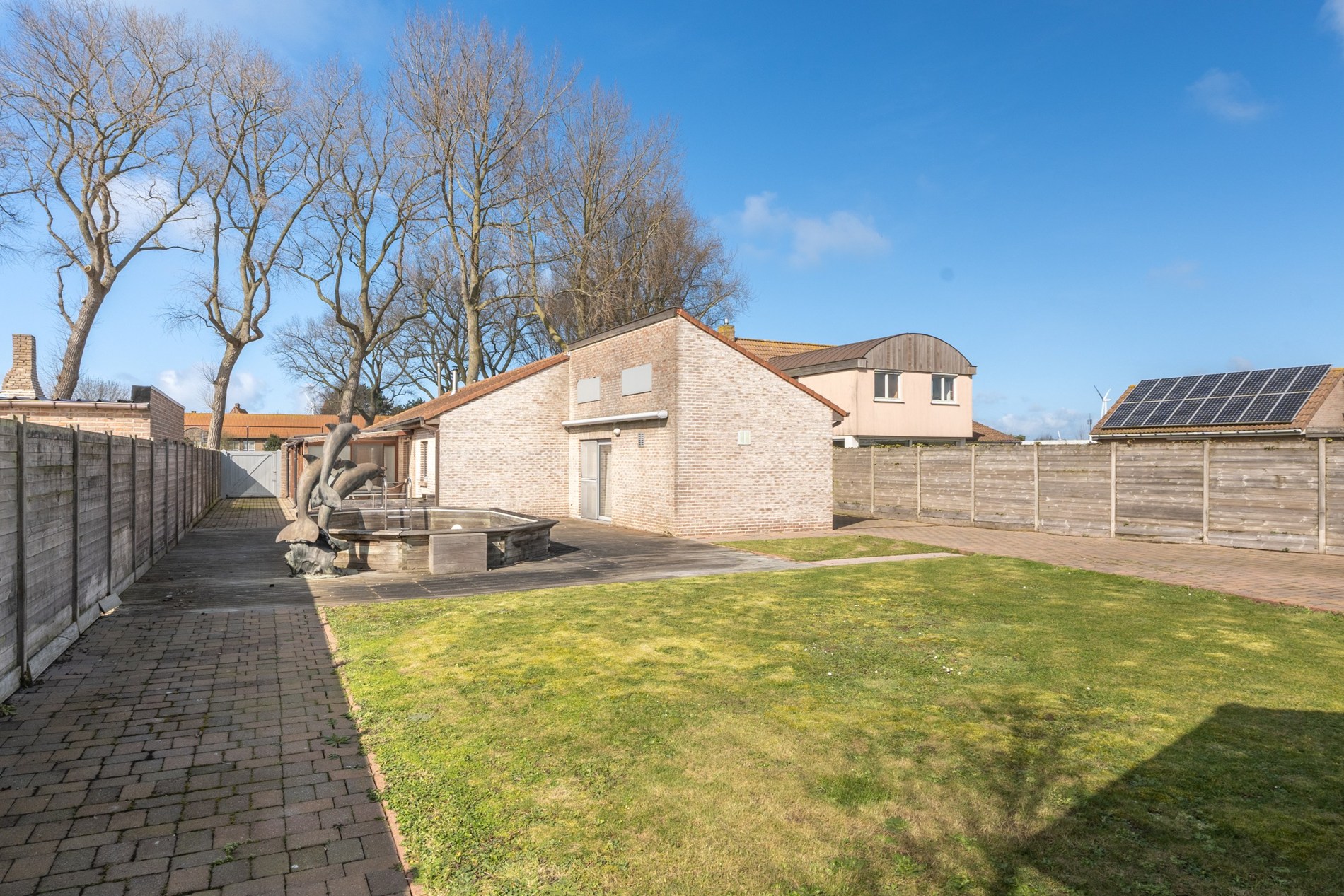 Alleenstaande woning met 2 garages op 847 m² grond - foto 5