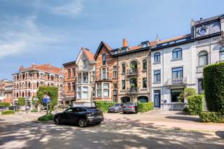 OMBRAGE/PARMENTIER - In a pleasant neighborhood, close to the Parc de la Woluwe, shops and main roads, beautiful family house of +/- 263m2 on a plot of 2a15, located within walking distance of schools and public transport (bus 36 and tram 39/44) - On the ground floor, entrance hall, living room of +/- 60m2 with American kitchen and access to the terrace and charming garden, on the entresol guest toilet and bathroom. On the 1st floor, master bedroom of +/- 17m2, bedroom 2 of +/- 15m2 and bedroom 3/office of +/- 7m2. On the 2nd floor, bedroom 4 of +/- 17m2, shower room and bedroom 5 of +/- 15m2. On the 3rd floor, TV lounge or playroom of +/- 26m2. Cellars and laundry in the basement - Central heating (mazout), wooden frames with double glazing, PEB G - Total photo coverage on our website www.keystones.be - To be seen!