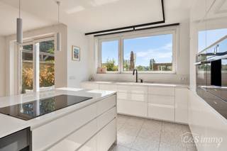 Ontdek deze stijlvolle en hoogwaardig afgewerkte woning (2018), gelegen in een rustige en groene woonwijk te Berendrecht. Deze prachtige woning combineert hedendaagse luxe, hoogwaardige materialen en een doordachte indeling met een uitzonderlijk wooncomfort.<br /><br />Via de inkomhal met ruime vestiaire, gastentoilet en imposante trap betreedt u de lichtrijke leefruimte. De grote raampartijen zorgen voor een aangename lichtinval en benadrukken de prachtige visgraatparket met vloerverwarming. De gezellige zithoek en eetruimte sluiten naadloos aan op de volledig uitgeruste designkeuken (met toestellen van BOSCH), afgewerkt met luxueus Calacatta-marmer.<br /><br />Vanuit de leefruimte geniet u van een prachtig zicht op de ruime, zonnige tuin, die dankzij haar gunstige oriëntatie de ideale plek vormt om in alle rust te ontspannen. Achteraan bevindt zich een praktische tuinberging met mogelijkheden voor een hobbyruimte en extra opslag. Via een poortje heeft u bovendien toegang tot de achterliggende servitudeweg, ideaal om fietsen gemakkelijk en veilig te stallen. Uw uitzicht zal ook nooit belemmerd worden dankzij de achterliggende weilanden die agrarisch gebied zijn. <br /><br />Op de eerste verdieping bevindt zich de masterbedroom met aansluitende dressing, die eenvoudig kan worden omgevormd tot een vierde slaapkamer. Daarnaast vindt u een tweede slaapkamer en een stijlvolle badkamer met dubbele wastafel en ruime inloopdouche.<br /><br />De elegante eiken trap leidt naar de tweede verdieping, waar een bijzonder ruime derde slaapkamer of multifunctionele hobbyruimte met ingemaakte kasten op maat op u wacht. Een tweede badkamer, uitgerust met wastafel, toilet en ligbad met jets, zorgt voor extra comfort. Via een uitklapbare trap bereikt u de zolder, die bijkomende opbergruimte biedt.<br /><br />Ook op technisch vlak scoort deze woning uitstekend dankzij haar energiezuinige EPC-label A, vloerverwarming, condensatieketel, regenwaterput van 5.000 liter en waterontharder. Een private oprit maakt het geheel compleet.<br /><br />Bent u op zoek naar een instapklare, energiezuinige woning waar luxe, rust en verfijnde afwerking samenkomen? Laat u verrassen door deze unieke woongelegenheid, omgeven door prachtige weilanden, en plan vandaag nog uw bezoek!<br /><br />Extra troeven: EPC A | Bouwjaar 2018 | Designafwerking | Visgraatparket | Vloerverwarming | 3 tot 4 slaapkamers | 2 badkamers | Zonnige tuin | Tuinberging | Private oprit | Regenwaterput 5.000 L | Waterontharder