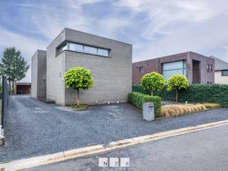 <span><strong>VOLLEDIG INSTAPKLARE MODERNE EENGEZINSWONING OP EEN PERCEEL VAN 6A87CA TE STOKKEM. <br /><br />TROEVEN:<br /></strong>- Moderne woning met s<span>tijlvolle inrichting.<br />- Ligging in kindvriendelijke woonomgeving én doodlopende straat. <br /></span>- Goede bereikbaarheid naar omliggende steden zoals: Maaseik, Maasmechelen,...<br />- Dichtbij de Nederlandse grens.<br />- Energiezuinige woning: gunstig label! <br />- Elektriciteit is conform! <br />- Modern ingericht en voorzien van alle comfort! <br />- Ruime woning met een praktische indeling.<br /><strong><br />KELDERVERDIEPING -01 | </strong>kruipkelder<strong><br /><br />GELIJKVLOERS 00:<br />-</strong> <strong>Inkomhal</strong> ((1,63m x 1,17m) + (1,15m x 1,23m) = 3,32m²): trappenhal, vestiaire (maatkast), tegelvloer.<br />- <strong>Zitplaats</strong> (4,18m x 6,00m = 25,08m²): schuifraam naar terras, gashaard, airco, tegelvloer.<br />- <strong>Eetkamer</strong> (3,60m x 5,38m = 21,53m²): inbouwkasten, airco tegelvloer.</span><br /><span>- <strong>Keuken</strong> ((4,73m x 3,57m) + (2,16m x 1,85m) = 20,88m²): geïnstalleerde keukenwanden met onder- en bovenkasten, oven, microgolfoven, combi-oven, lades, gasvuur, koelkast, deels betegelde achterwand; keukeneiland met spoelbak, vaatwasser, onderkasten, zitruimte; deur naar buiten, tegelvloer.<br />- <strong>Berging</strong> (4,00m x 2,00m = 8,00m²): inbouwkasten, aansluiting wasmachine en droogkast, tegelvloer.<br />- <strong>Technische ruimte</strong> (3,10m x 2,10m = 6,51m²): digitale tellers,.... . <br />- <strong>Sas</strong> (1,01m x 6,66m = 6,73m²). </span><br /><span>- <strong>Toilet</strong> <strong>1</strong> (1,00m x 1,77m = 1,77m²): hangtoilet,tegelvloer.</span><br /><br /><span><strong>VERDIEPING</strong> <strong>+01:</strong></span><br /><span>- <strong>Overloop</strong> ((1,00m x 3,67m) + (1,00m x 1,39m) + (1,00m x 6,47m) = 11,53m²): trap naar het gelijkvloers, airco, tegelvloer.<br />- <strong>Badkamer</strong> (3,10m x 3,53m = 10,94m²): ingericht met badkamermeubel met dubbele lavabo, onderkast en lades, spiegel; ligbad, inloopdouche, wandbetegeling, tegelvloer.<br />- <strong>Slaapkamer 1</strong> ((1,56m x 1,45m) + (4,24m x 3,82m) = 18,45m²): tegelvloer.<br />- <strong>Slaapkamer 2</strong> (3,73m x 3,02m = 11,26m²): airco, tegelvloer.<br />- <strong>Slaapkamer 3</strong> (3,73m x 3,02m = 11,26m²): airco, tegelvloer.<br />- <strong>Bureau</strong> (1,78m x 4,77m = 8,49m²): tegelvloer.<br />- <strong>Toilet</strong> <strong>2</strong> (1,30m x 1,77m = 2,30m²): hangtoilet, tegelvloer.<br /></span><br /><span><strong>EXTERIEUR:</strong></span><br /><span>- Terras 1: zuidoost gericht. <br />- Terras 2: zuidgericht. <br />- Tuinhuis met overdekt terras.<br />- Volledig omheinde tuin met zicht op uitgestrekt agrarisch gebied.<br />- Mooi aangelegde voortuin.<br />- Bekiezelde oprit.<br /><br />Bekijkt u deze advertentie via een aanverwante vastgoedsite, surf dan zeker naar onze website <strong>www.N78vastgoed.be</strong> voor een uitgebreide beschrijving en foto's. <strong>Meer info: +32 (0)89 86 18 88 of info@N78vastgoed.be.</strong></span>