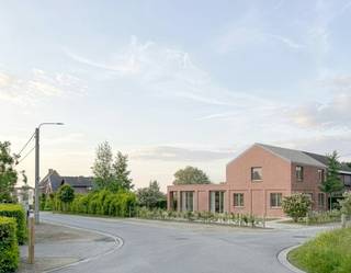 <p>Op zoek naar een ruime en energiezuinige nieuwbouwwoning met een hoogwaardige afwerking op een mooie landelijke locatie?</p><p>Ontdek deze toekomstige halfopen bebouwing in de Eikstraat te Machelen (Zulte), pal aan de grens met Petegem-aan-de-Leie.</p><p> </p><p>De woning wordt gerealiseerd op een ruim perceel van 934 m² en biedt maar liefst ca. 253 m² bewoonbare oppervlakte.</p><p>Dankzij de doordachte architectuur, royale leefruimtes en hoge afwerkingsgraad geniet u hier van ruimte, comfort en hedendaags woonplezier.</p><p>Op het gelijkvloers staat licht centraal. De ruime woonkamer met open keuken vormt het hart van de woning.</p><p>De sfeervolle patio brengt extra daglicht tot diep in de leefruimte en keuken en creëert een aangenaam open gevoel.</p><p>Daarnaast zijn er een afzonderlijk bureau, ideaal voor thuiswerk of een zelfstandige activiteit, en een praktische berging.</p><p>De woning heeft ook een overdekt terras.</p><p> </p><p>Op de eerste verdieping bevinden zich drie ruime slaapkamers, een volledig geïnstalleerde badkamer, een afzonderlijk toilet en extra bergruimte.</p><p>De zolderverdieping biedt bovendien bijkomende opbergmogelijkheden.</p><p> </p><p>Ook de ligging is een grote troef. U woont in een rustige, landelijke omgeving met winkels, scholen en horeca in de nabijheid.</p><p>Via de fietsautostrade F7 bereikt u vlot het centrum en station van Deinze.</p><p>De nabijheid van de N43 en E17 zorgt voor een uitstekende verbinding richting Gent en Kortrijk.</p><p> </p><p>Bij de lancering van dit nieuwbouwproject geniet u tijdelijk van een mooie extra: een <strong>gratis aangelegd terras, </strong>met tegels naar keuze uit het voorziene assortiment.*</p><p> </p><p>De start van de werken is voorzien voor november 2026, met een verwachte oplevering omstreeks december 2027.</p><p>De verkoop gebeurt onder de Wet Breyne, waardoor u als koper geniet van de wettelijke bescherming bij de aankoop van een woning in aanbouw.</p><p>VP exclusief BTW: €615.000</p><p>VP inclusief 6 % BTW: €651.900</p><p>VP inclusief 21% BTW: €744.150</p><p> </p><p>Interesse? Contacteer ons voor meer informatie, plannen, het lastenboek en de verkoopvoorwaarden.</p><p> </p><p><em>*Lanceeractie onder voorwaarden en voor een beperkte periode. Tegels te kiezen uit het voorziene assortiment.</em></p>