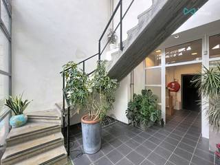 <p><strong><span>Kantoor / Atelier te huur in Schaarbeek – ±150 m² – €2.000/maand</span></strong></p>
<p><span>📍 </span><strong><span>Trooststraat 103 – 1030 Schaarbeek</span></strong></p>
<p><span>WE INVEST Bruxelles-Europe biedt dit polyvalente </span><strong><span>professionele pand van ±150 m²</span></strong><span> te huur aan, ideaal voor kantoren, een atelier, IT-bedrijf, vrij beroep, creatieve studio, licht laboratorium of opleidingscentrum.</span></p>
<p><span>Het pand bestaat uit een ruime open space, een vergaderruimte, een data-/videoruimte met server, een keuken-/laboratoriumruimte uitgerust met een afzuigkap, opslagruimtes, sanitaire voorzieningen en een technische ruimte.</span></p>
<p><span>De ruimte is </span><strong><span>volledig modulair</span></strong><span> dankzij de bestaande scheidingswanden en biedt de mogelijkheid om bijkomende afscheidingen te creëren volgens de behoeften van uw activiteit.</span></p>
<p><span>De technische infrastructuur vormt een belangrijke troef en omvat </span><strong><span>glasvezel, IT-infrastructuur, server, moderne LED-verlichting, meerdere elektrische borden en verticale afzuiging</span></strong><span>. Er zijn ook nooduitgangen aanwezig en de technische installaties zijn conform.</span></p>
<p><span>Het pand is proper en functioneel, met </span><strong><span>opfrissingswerken te voorzien</span></strong><span>, waardoor de toekomstige huurder de ruimtes naar eigen wensen kan personaliseren. Een periode voor werken vóór de ingebruikname kan worden besproken, mits akkoord.</span></p>
<p><span>Dankzij de indeling is deze ruimte bijzonder geschikt voor een onderneming die op zoek is naar een combinatie van </span><strong><span>kantoren, atelier en opslagruimte</span></strong><span>.</span></p>
<p><strong><span>Kenmerken:</span></strong></p>
<p><span>✔ ±150 m²</span><br /><span>✔ Modulair ingerichte open space</span><br /><span>✔ Vergaderruimte</span><br /><span>✔ IT-/serverruimte</span><br /><span>✔ Keuken / labo met afzuigkap</span><br /><span>✔ Opslagruimtes</span><br /><span>✔ Glasvezel</span><br /><span>✔ Verticale afzuiging</span><br /><span>✔ Nooduitgangen</span><br /><span>✔ Conforme technische installaties</span><br /><span>✔ Onmiddellijk beschikbaar</span></p>
<p><span>💰 </span><strong><span>Huurprijs: €2.000/maand</span></strong></p>
<p><span>📞 </span><strong><span>Bezoeken op afspraak</span></strong></p>
<p><strong><span>Olivier Halleux – We Invest Bruxelles-Europe</span></strong><br /><span>📱 +32 486 688 625</span><br /><span>✉️ </span><span>olivier.halleux@weinvest.be</span></p>