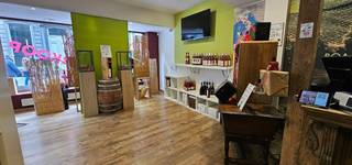 Winkelruimte in het centrum van Izegem. Deze winkelruimte is perfect gelegen in de Marktstraat net naast de openbare parking. De winkelruimte biedt u uitstekende zichtbaarheid gezien de grote vitrine. De winkelruimte is ingedeeld als volgt: - Grote commerciële ruimte - Bureel - Toilet - Geïnstalleerde keuken + Mogelijkheid tot het huren van 1 of 2 garages aan het winkelpand. Huurprijs per garage €60/maand. + Verwarming en airco + Volledige gerenoveerd