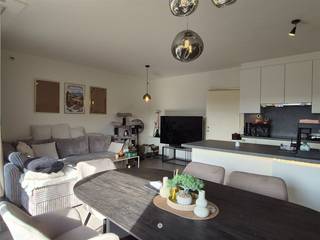 <p><span>SINT-NIKLAAS -</span><span> Op zoek naar een leuk appartement met 2 slaapkamers en parkeerplaats in het centrum van de stad?</span></p><p><span>Neem dan zeker een kijkje!</span></p><p><span> </span></p><p><span>De belangrijkste troeven in een notendop:</span></p><p><span>- splinternieuwe keuken </span></p><p><span>- volledig geschilderd</span></p><p><span>- centrale ligging</span></p><p><span>- parking en fietsenberging</span></p><p><span> </span></p><p><span>Het appartement is gelegen op de tweede verdieping (geen lift) en is als volgt ingedeeld:</span></p><p><span>Inkomhal, twee slaapkamers, badkamer (douche, toilet en lavabomeubel), ruime berging/wasplaats, leefruimte met open keuken (met combi-oven, vaatwas, kookplaat, dampkap en koelkast) en aanpalend een zuidgericht, overdekt terrasje.</span></p><p><span> </span></p><p><span>Achteraan het gebouw is een parkeerplaats voorzien en in het gebouw zelf is een fietsenberging aanwezig.</span></p><p><span> </span></p><p><span>Beschikbaar </span><span>vanaf 01/11/2026</span></p><p><span>HP</span><span>: 810 Euro + 30 Euro gemeenschappelijke kosten.</span></p><p><span>EPC </span><span>350 kWh/m²</span></p><p><span> </span></p><p><span>Interesse in dit tof appartement? Vraag dan snel je bezoek aan via onze website!</span></p>