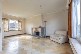 <strong>Woonst met een leuke tuin op een toplocatie.</strong><br />Nabij invalswegen, openbaar vervoer, station, winkels en scholen.<br /><br />Deze te renoveren woning biedt u op het gelijkvloers een ruime inkomhal, een praktische wasplaats/stockage met apart toilet en een garage.<br /><br />De eerste verdieping bestaat uit een ruime woonkamer (L-vorm) met veel lichtinval en de aparte keuken.<br /><br />Op de tweede verdieping bevinden zich 3 slaapkamers, waarvan 1 kleinere die kan dienen als bureau, dressing of kinderkamer, en een badkamer met ligbad, wastafel en toilet. <br /><br />Via een uitvouwtrap is er toegang naar de zolder, die mits renovatie ingericht kan worden als extra slaapvertrek.<br /><br />De tuin, rustige omgeving en praktische lay-out zijn enkele van de karakteristieken die van dit huis de ideale gezinswoning kunnen maken, mits renovatie/actualisatie.<br /><br />EPC 458kWh/m² jaar<br />Label E (renovatieplicht van toepassing)<br />Elektrische installatie niet conform<br />Asbest attest in opmaak