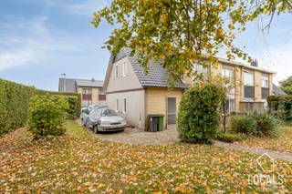 Bent u op zoek naar een woning met 4 slaapkamers, gelegen in een rustige woonwijk maar toch vlak bij alle voorzieningen? Dan is deze...