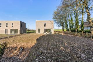 <strong>Woning in Halle - Gaasbeeksesteenweg: Lot 1</strong><br />Instapklare villa in Halle met zicht op de velden Op een rustige en autoluwe ligging in Halle, op slechts 1,5 km van het stadscentrum, vind je deze stijlvolle vrijstaande nieuwbouwwoning. Je woont hier in alle rust, met open zicht op de velden én alle voorzieningen vlakbij. De woning is volledig afgewerkt en meteen beschikbaar. Binnen geniet je van een doordachte indeling met 3 slaapkamers, 2 badkamers, een bureauruimte, dressing en een inpandige garage. Ook buiten is er volop ruimte, met een ruim perceel van 714 m² en een zuidwestgerichte tuin waar je optimaal van de zon geniet. Deze energiezuinige kijkwoning met energielabel A is volledig instapklaar en beschikbaar bij akte.<br />Troeven van lot 1:<br />- Open bebouwing<br />- 3 slaapkamers<br />- 2 badkamers<br />- Bureauruimte en dressing<br />- Inpandige garage<br />- Perceel van 714 m²<br />- Zuidwestgerichte tuin<br />- Energiezuinig– label A<br />- Volledig afgewerkt<br />- Beschikbaar bij akte