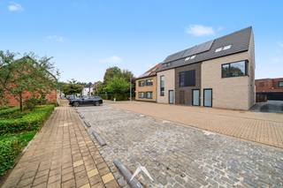 <p>Op zoek naar een <strong>instapklare, energiezuinige nieuwbouwwoning</strong> in een <strong>rustige, kindvriendelijke buurt</strong>, toch dicht bij alle voorzieningen? Deze woning maakt deel uit van een kleinschalig project te Walle, in een <strong>doodlopende, autoluwe straat</strong> met speelplein vlakbij. Grootwarenhuis, fitness, parken, scholen en de universiteit liggen op wandel- of fietsafstand.</p>
<p>We komen binnen in de inkomhal, met apart gastentoilet, vestiaire en een ruime berging. Via de leefruimte bereiken we de <strong>volledig uitgeruste open keuken</strong> met vaatwas, inductiekookplaat en ingebouwde koelkast/diepvriezer. Een achteringang geeft rechtstreeks toegang tot de tuin.</p>
<p>Op de verdiepingen vinden we 3<strong> volwaardige slaapkamers</strong>, een badkamer en een apart toilet. De zolderverdieping is een <strong>polyvalente ruimte, in te richten naar eigen wens</strong> — ideaal als bureau, hobbyruimte of extra slaapkamer.</p>
<p>Deze BEN-woning behaalt <strong>label A</strong>, dankzij een luchtdichte bouw, vloerverwarming (warmtepomp klaar), een energiezuinig ventilatiesysteem type D, zonnepanelen en regenwaterput. Buiten geniet u van een <strong>tuin</strong>, een <strong>eigen parkeerplaats</strong> en een <strong>fietsstalplaats</strong>, met bijkomende parkeergelegenheid op straat.</p>
<p><strong>Troeven op een rij:</strong> <br />✅ Instapklare BEN woning — Label A <br />✅ Rustige, kindvriendelijke en autoluwe straat, vlakbij speelplein <br />✅ Wandel-/fietsafstand tot grootwarenhuis, fitness, parken, scholen en universiteit <br />✅ Volledig uitgeruste keuken <br />✅ 2 volwaardige slaapkamers + polyvalente zolderruimte naar keuze in te richten <br />✅ Zonnepanelen, vloerverwarming en regenwater <br />✅ Eigen parkeerplaats en fietsstalplaats <br />✅ Kunststof ramen Schüco, kleidakpannen, betonnen vloerplaatfundering</p>
<p>Heeft u interesse in deze woning? Contacteer ons dan gerust voor meer informatie over de bezoekmogelijkheden!</p>
<p><em>(Bewoonbare oppervlakte is bruto op basis van het plan van de architect.)</em></p>