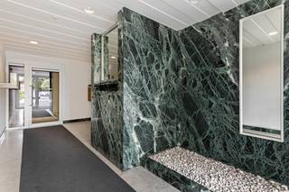 3 slaapkamer appartement gelegen aan de vernieuwde Zamenhoflaan met zicht op Gelmelenpark. Inkomhal, gastentoilet, woonkamer 30m² aan keuken met balkon, 3 slaapkamers (15/10/9m²) waarvan hoofdslaapkamer toegang heeft tot overdekt terras, badkamer (ligbad, lavabo in meubel). Het appartement is momenteel verhuurd. Extras's: privatieve berging op gelijkvloers, conforme elektrische keuring.