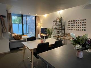 <p><span>Recente, moderne loft op het gelijkvloers met inkomhal, aparte wc, leefruimte met open keuken, 1 slaapkamer met dressing en badkamer met bad. Overal werd vloerverwarming en steentapijt voorzien. Een ingesloten en deels overdekt terras en tuintje zorgen voor plezier in alle seizoenen. Grote fietsenberging en privé-kelder aanwezig. Zeer tof appartement voor een jong startend koppel, alleenstaande of een ouder koppel dat vlakbij de stad, het stadspark en het station wil vertoeven. Interesse? Laat het ons weten! Wij zijn gesloten tussen kerst en nieuw, en bellen jou vanaf 5/1/2026 om een bezoek in te plannen. Zelf bellen voor een bezichtiging (0471/662197) kan ook vanaf 5/1. </span></p><p><span> </span></p>