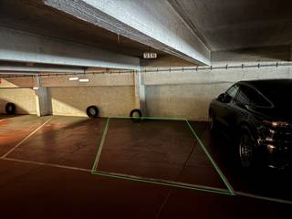Deze autostaanplaats is gelegen in een parkingcomplex pal in het centrum van Oostende. Gelegen tussen de Hendrik Serruyslaan en de Aartshertoginnenstraat is deze parking perfect gesitueerd. Op wandelafstand zijn er winkels maar evenzeer horeca of de zeedijk. <br /><br />De autostaanplaats is gelegen op de derde verdieping van het complex. Er is een personenlift aanwezig zodat u vlot uw wagen bereikt.<br /><br />Aarzel niet en neem contact op voor meer info of een afspraak.<br /><br />