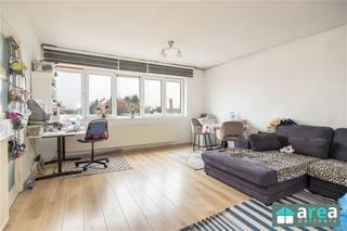 <p><span>Dit instapklaar 2 slaapkamer appartement bevindt zich op een centrale locatie in Hoboken. Het betret een appartement met terras op de 2</span><span><sup>de</sup></span><span> verdieping in een goed onderhouden appartementsgebouw. Omwille van de centrale ligging is het appartement goed bereikbaar en in de nabijheid van verschillende invalswegen (A12 & Ring van Antwerpen. In de directe omgeving zijn er tal van winkels en scholen, ideaal bereikbaar te voet of met het openbaar vervoer.</span></p><p><span> </span></p><p><span>Ideaal om er zelf in te wonen of als investering.</span></p><p><span>Thans verhuurd aan €950/mnd (rendement van 5,18%)!</span></p><p><span> </span></p><p><span>Grootste troeven:</span></p><p><span>-Centrale locatie<br />-Instapklaar</span></p><p><span>-Gezellig zuidoost gericht terras (8m²)<br />-Conforme elektrische keuring!<br />-Gunstig EPC B (142 kWh/m2)!</span></p><p><span> </span></p><p><span>Indeling: langs voorzijde bevindt zich de ruime en lichte living (30m²) met aansluitend de geïnstalleerde keuken (10m²). Via de nachthal treffen we de badkamer (7m²) met ligbad en aansluiting voor het wasmachine alsook een apart toilet. Verder is er nog een extra kamer (8m²), ideaal als bureauruimte of berging. Aan achterzijde bevinden zich de 2 slaapkamers (17m² & 14m²), waarvan de kleinere toegang heeft tot het zuidoost-gericht terras (8m²).</span></p><p><span> </span></p><p><span>Voor meer informatie kan u terecht bij Area Partners. INFO@area.be of 03/ 284.60.60 </span></p>