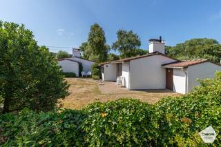 Deze vakantiewoning is gelegen in het rustigste deel van het bekende vakantiepark Sunparks te Oostduinkerke. Dankzij zijn oriëntatie en zijn ligging geniet u van volkomen privacy en zon in uw tuin.<br /><br />Deze vakantiewoning geniet van volgende indeling:
<ul>
<li>Twee ruime slaapkamers;</li>
<li>Gezellige leefruimte met open haard;</li>
<li>Volledig geïnstalleerde, open keuken;</li>
<li>Badkamer met ligbad;</li>
<li>Zuidgericht terras;</li>
<li>Omheinde tuin zonder;</li>
<li>Tuinberging;</li>
<li>Privé parkeerplaats;</li>
</ul>
Enkele troeven;
<ul>
<li>Zonnige tuin met veel privacy;</li>
<li>Geen renovatieplicht!</li>
<li>Parkeerplaats inbegrepen;</li>
</ul>
Laat deze unieke kans niet aan u passeren en contacteer ons alvast voor een bezichtiging ter plaatse.<br />Dit kan op het nummer 058 51 81 25 of via oostduinkerke@caenen.be.