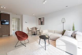 Residentie Yolande is een exclusieve nieuwbouwresidentie met slechts 5 stijlvolle appartementen, dit appartement met 1 slaapkamer is gelegen op de tweede verdieping vlakbij de zeedijk van Oostende. Hier woon je op een unieke locatie waar je de zee al vanaf je terras kunt ruiken! De residentie ligt in de rustige maar centrale Koningsstraat, dicht bij alles wat Oostende te bieden heeft. Of je nu wilt genieten van een wandeling langs de Venetiaanse Gaanderijen of wilt ontspannen in het bruisende stadscentrum, alles ligt binnen handbereik. Elk appartement is ontworpen met oog voor comfort en stijl. Je beschikt over een ruime, open leefruimte met een volledig geïnstalleerde keuken en een praktische berging. Daarnaast is er een moderne badkamer en een afzonderlijk toilet, wat bijdraagt aan jouw dagelijkse gemak. Dit is een zeldzame kans om jouw droomwoning te realiseren in een van de meest begeerde locaties van Oostende!